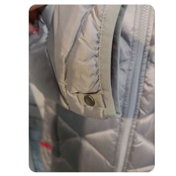 North Face Girls Size XL 18 Silver/Fuschia Lightweight Down Fill Puffer Jacket. - Picture 4 of 12